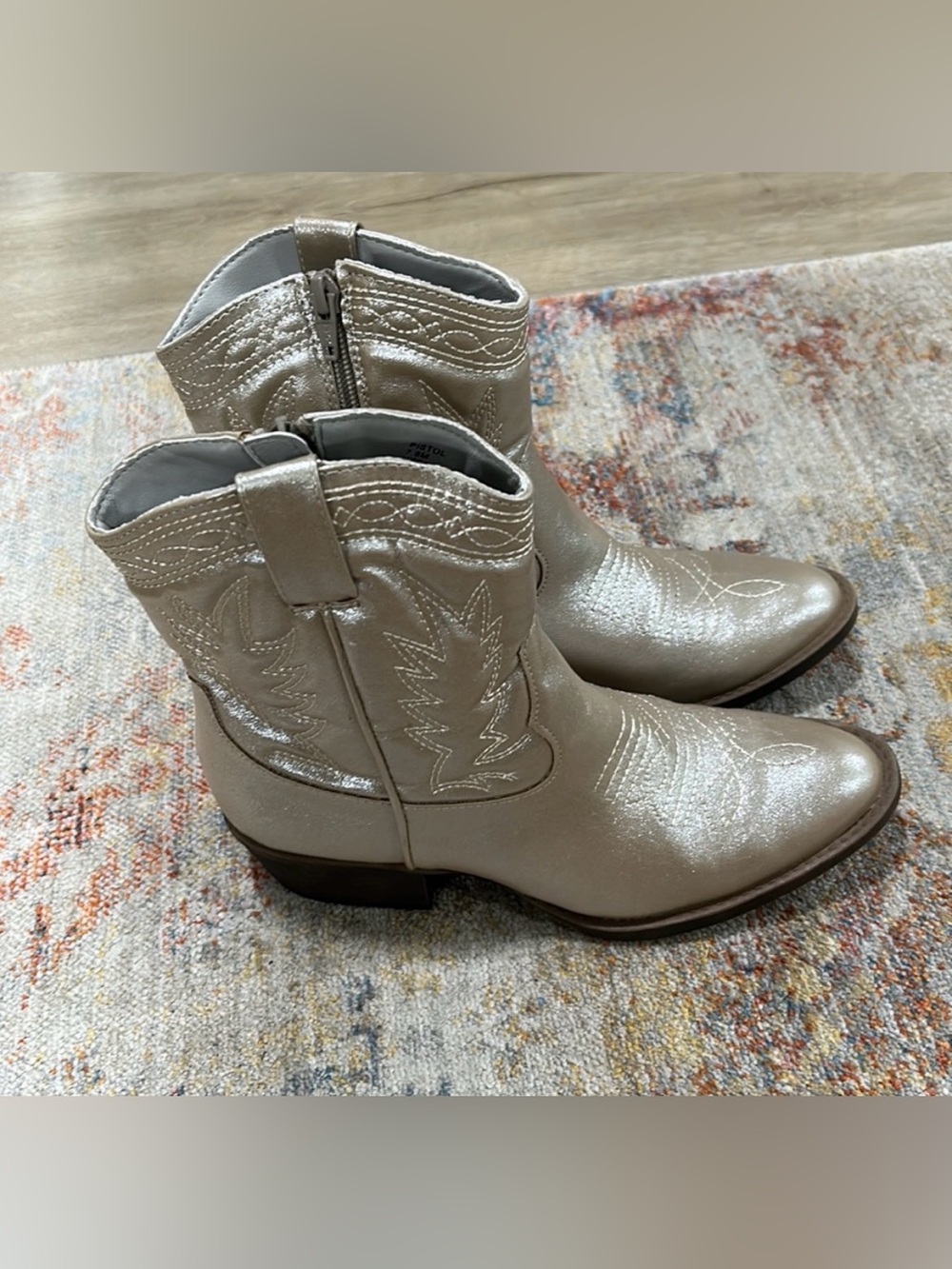 pistola Metallic Cream Western Ankle Boots